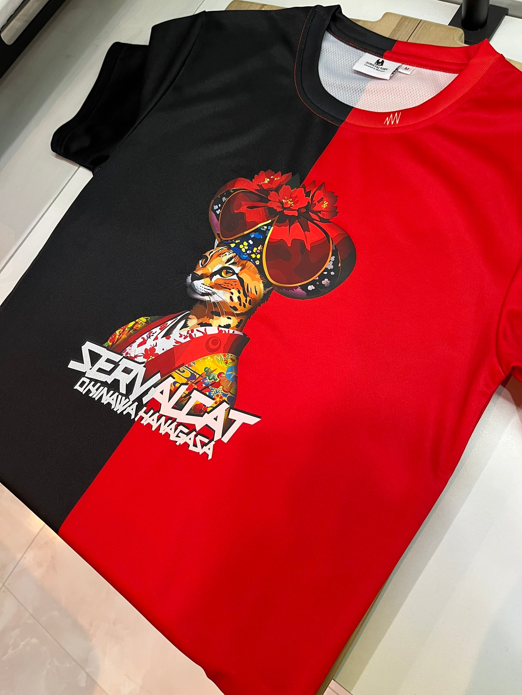 沖縄 花笠 バイカラーTシャツ サーバルキャット | 紅型琉装デザイン